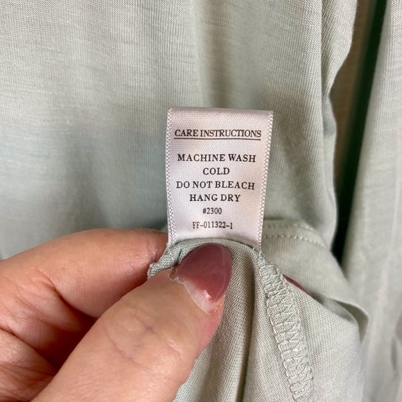 Free Fly Men's Elevate Lightweight Hoodie in Desert Sage Size Medium. - Picture 9 of 16